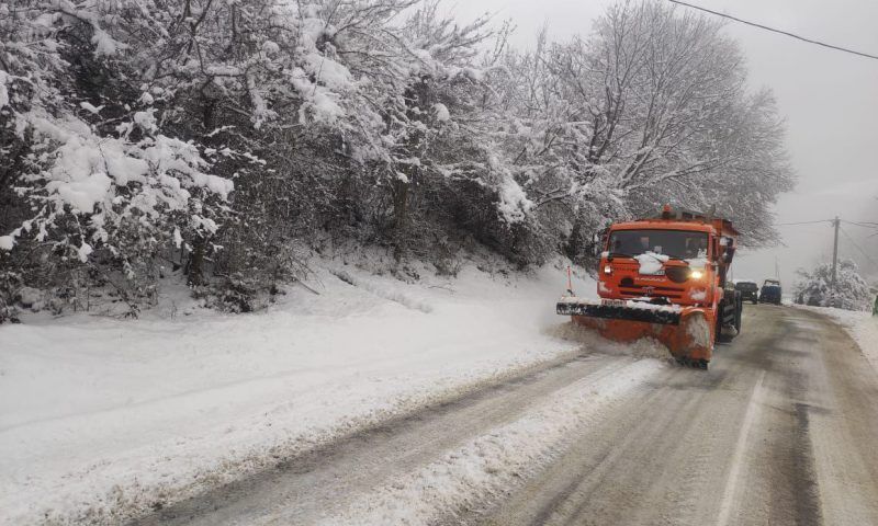 В Сочи продолжается сильный снегопад, на дорогах работают более 70 снегоуборочных машин 