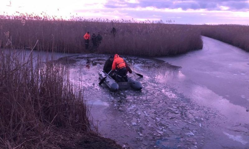 Спасатели оказали помощь рыбакам, которые провалились под лед в лимане в Краснодарском крае