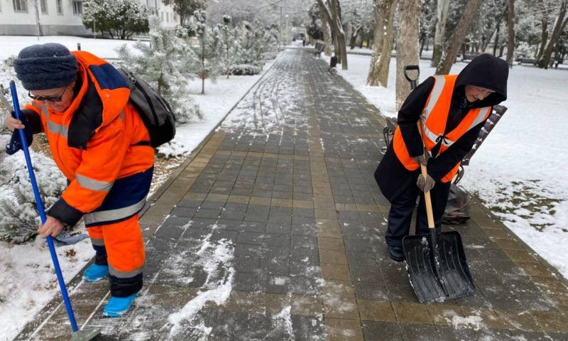 В Анапе дороги и улицы чистят от снега 26 спецмашин и 130 рабочих