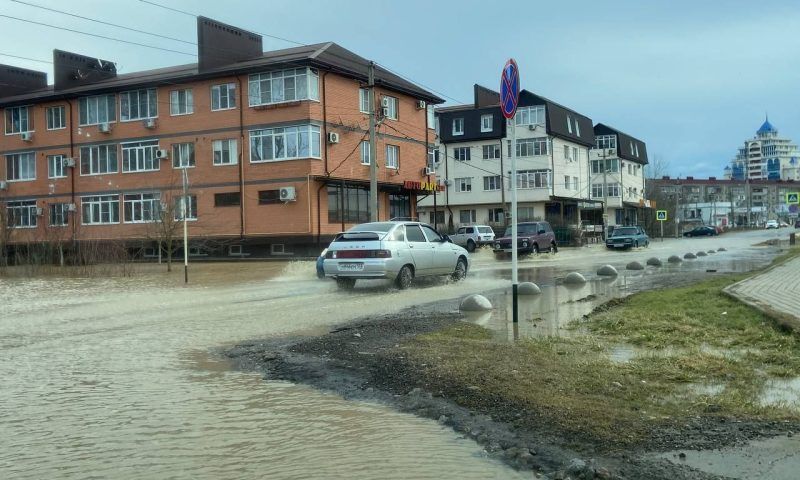 В Горячем Ключе вода перекрыла две дороги