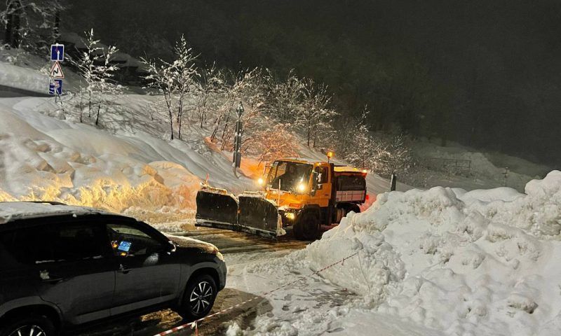 В отелях, отключенных от водоснабжения из-за схода лавины в горах Сочи, есть запас воды на сутки