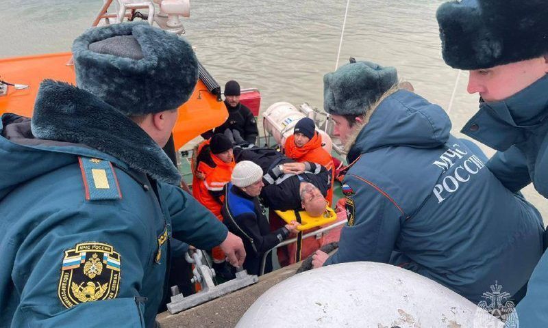 Появилось видео спасения команды сухогруза, потерпевшего крушение в море под Новороссийском