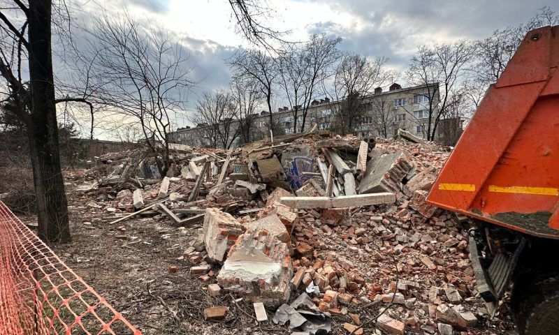 В Краснодаре снесли бывшее общежитие на улице Дзержинского
