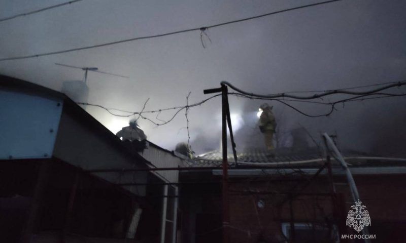 В центре Краснодара загорелся частный дом с хозпостройками