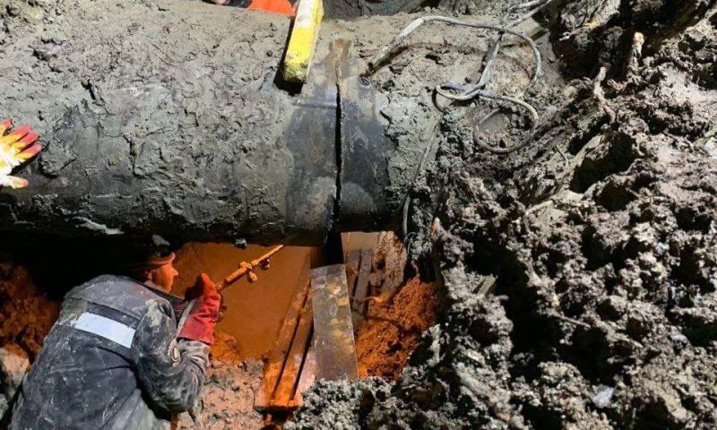 В Сочи подвижка грунта вызвала новый прорыв водопровода в поселке Лоо