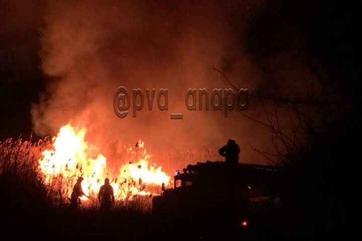 Плавни загорелись в Анапе в районе Витязево, огонь охватил 250 кв. метров