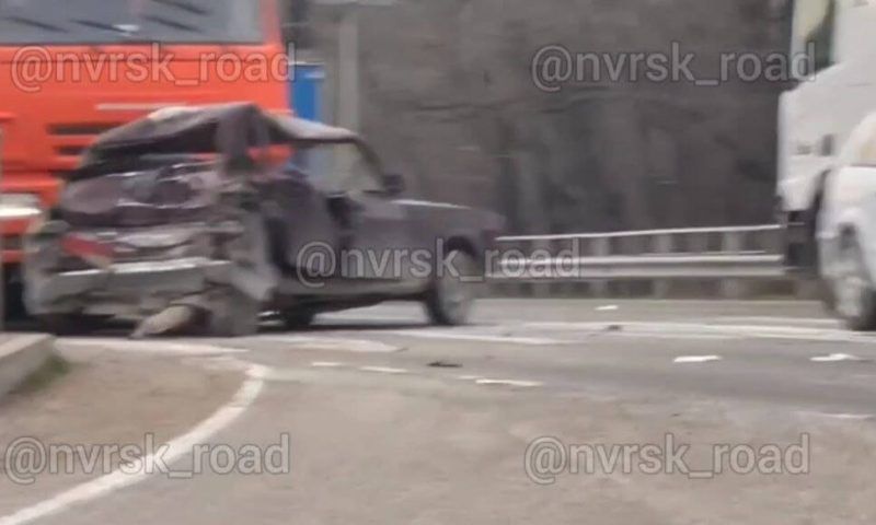 Водитель «семерки» пострадал в ДТП с двумя грузовиками в Крымском районе