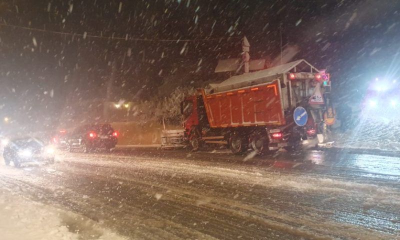 В Туапсинском районе из-за снегопада перекрыли движение на Агойском перевале и на трассе в Магри