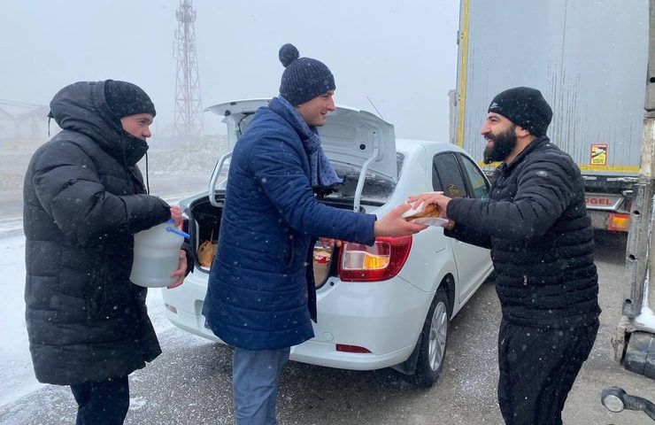 Застрявших на трассе между Геленджиком и Новороссийском водителей грузовиков обеспечили горячей пищей