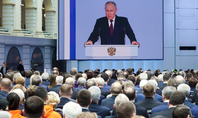 Владимир Путин заявил, что российские деньги должны работать на страну
