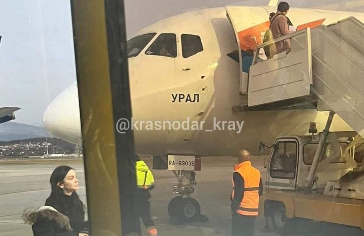 В Сочи самолет экстренно вернулся в аэропорт из-за проблем с шасси