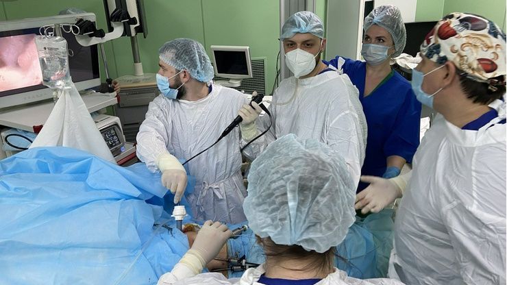Хирурги ККБ № 2 провели уникальную операцию по удалению камней в желчных протоках
