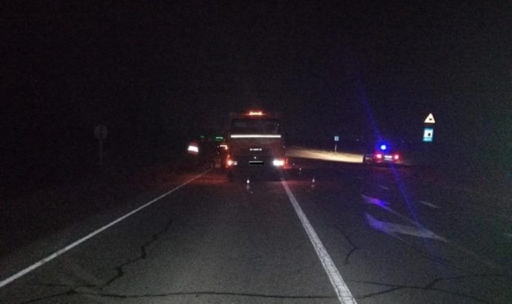 КамАЗ сбил на дороге идущего в темноте мужчину в Славянском районе