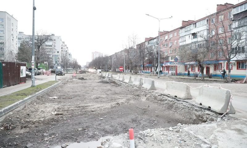 До конца месяца заасфальтируют одну полосу на улице Зиповской в Краснодаре