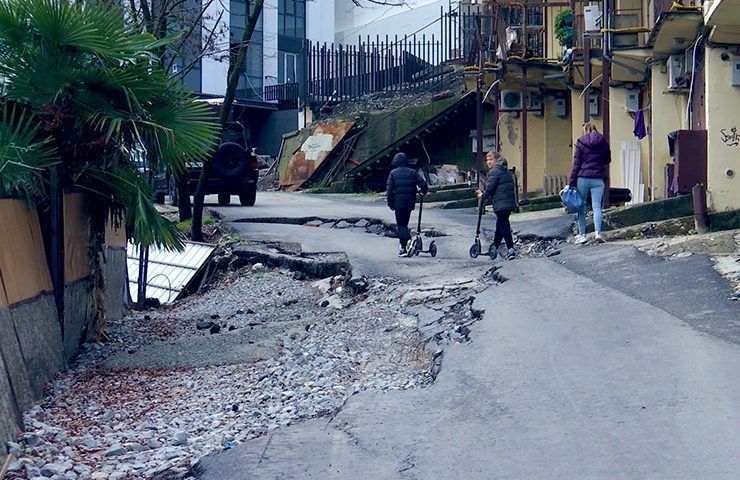 Оползень разрушил часть дороги и угрожает жилым домам в Сочи