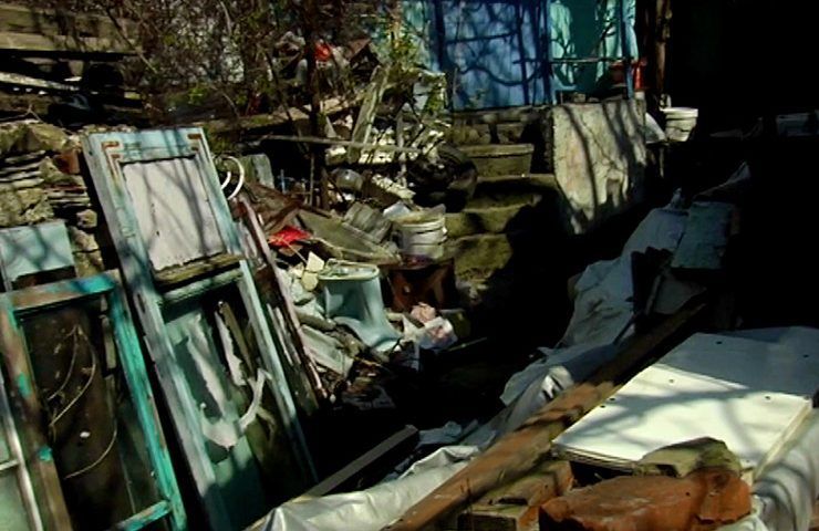 Житель Туапсе создал во дворе коммунального дома мусорный полигон