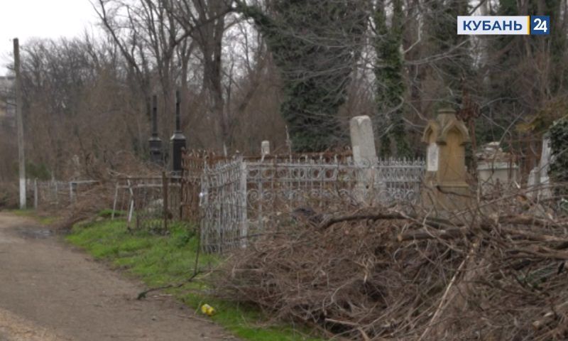 На Всесвятском кладбище Краснодара привели в порядок тропинки вдоль могил