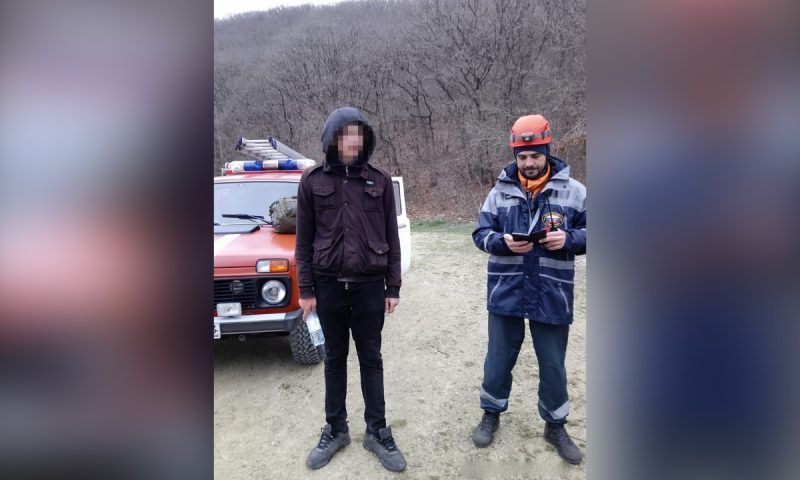 Спасатели вывели заблудившегося подростка из леса под Анапой