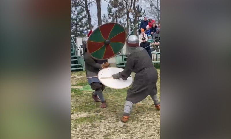Реконструкторы бились на мечах, копьях и топорах на фестивале исторического фехтования в Анапе