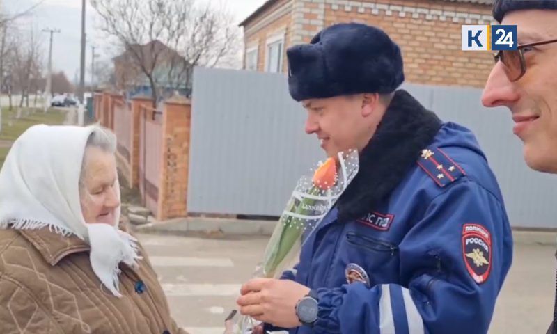 В преддверии 8 Марта сотрудники ДПС дарили женщинам цветы в Каневском районе