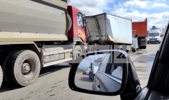 Выехавшая на встречку легковушка спровоцировала ДТП с тремя грузовиками в Краснодаре