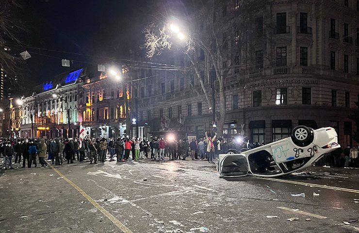 В центре Тбилиси строят баррикады и дерутся с полицией из-за нового закона об иноагентах