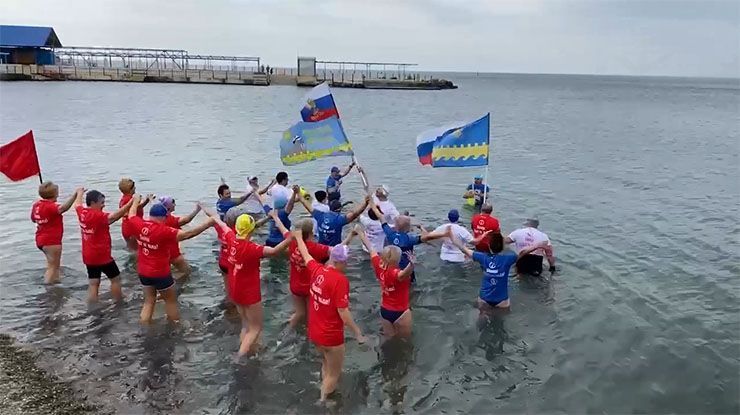 В Анапе моржи провели праздничный заплыв в честь годовщины воссоединения Крыма с Россией