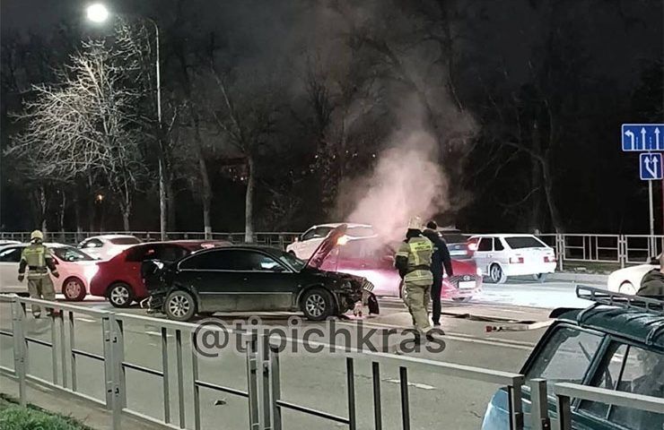 Загорелась машина при массовом ДТП в Краснодаре
