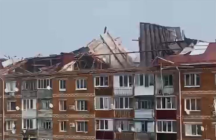 Унесенную ураганным ветром крышу многоэтажки в Курганинске восстановят в течение двух дней