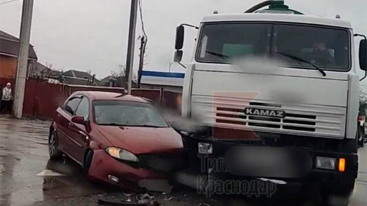 Въехала под КамАЗ: женщина-водитель не пропустила грузовик в Краснодаре - 6  марта, 2023 Все новости, Происшествия «Кубань 24»