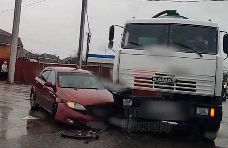 Въехала под КамАЗ: женщина-водитель не пропустила грузовик в Краснодаре