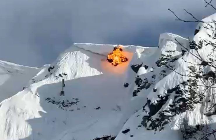 Техники с помощью взрывов вызвали сход лавин в горах Сочи