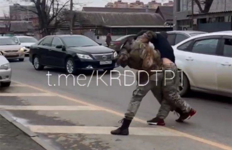 Двое мужчин в камуфляже устроили драку возле Вишняковского рынка в Краснодаре. Видео
