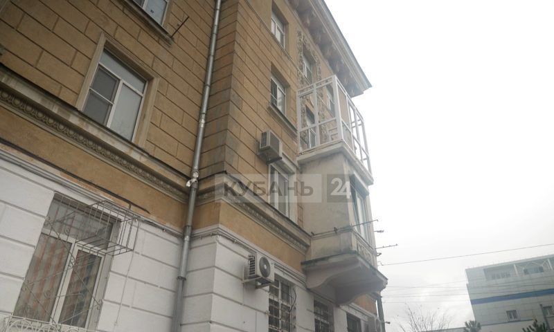 Жительницу Новороссийска оштрафуют за остекление балкона на фасаде исторического здания