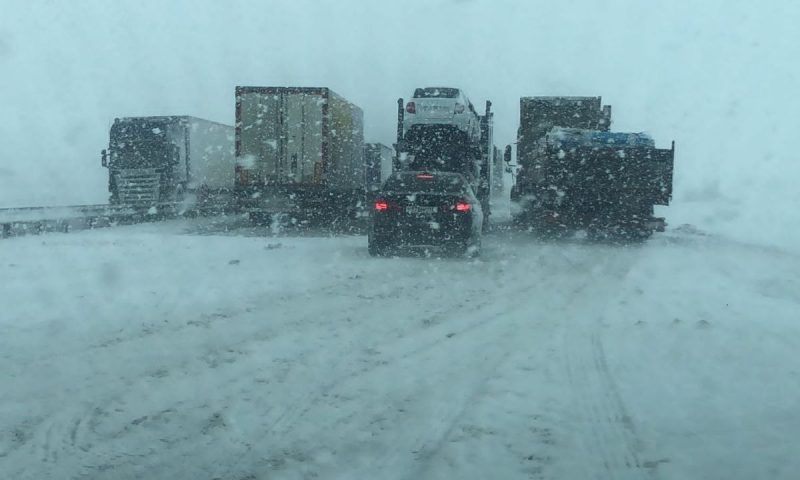 Из-за сильного снегопада в Ростовской области затруднено движение на трассе М-4 «Дон»