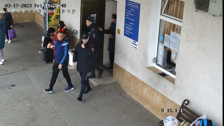 В Анапе задержали мужчину, снимавшего на камеру детей возле школы