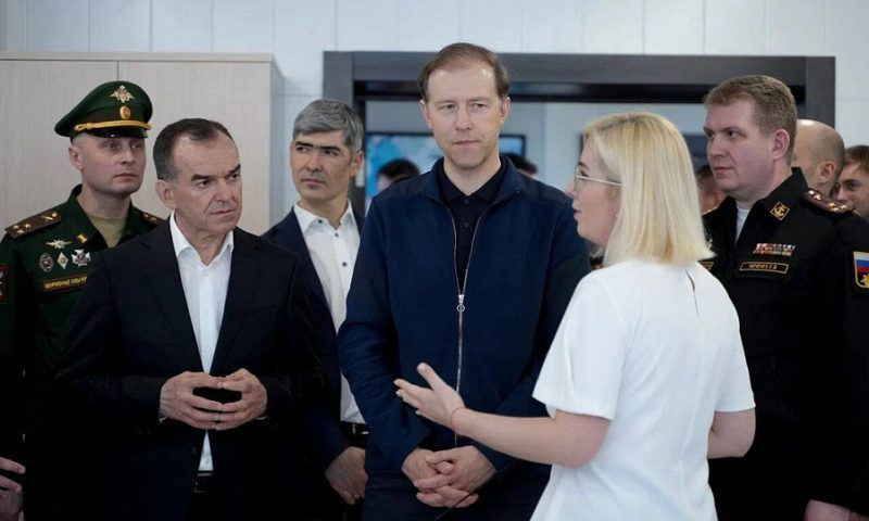 Мантуров и Кондратьев посетили технополис «Эра» в Анапе и перевалочный комплекс в Тамани