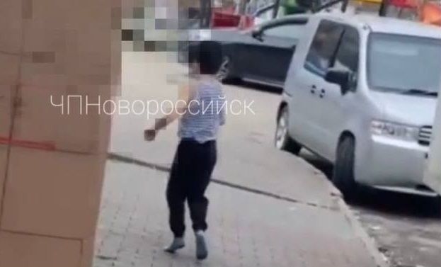 Полиция проверит информацию о ребенке, вышедшем на улицу без куртки и обуви в Новороссийске