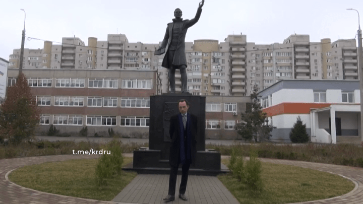 Всемирный день поэзии: актеры прочитали стихи у памятников поэтам в Краснодаре