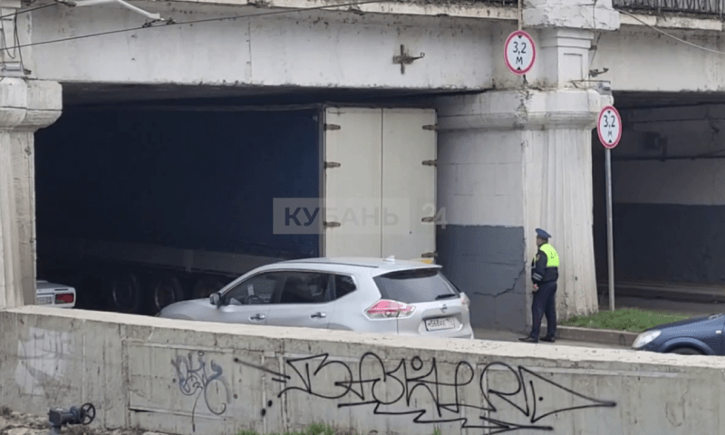 Очередная фура застряла под «мостом глупости» в Краснодаре