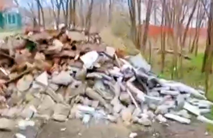 В пригороде Краснодара задержали сгрузившего мусор на дорогу водителя КАМАЗа
