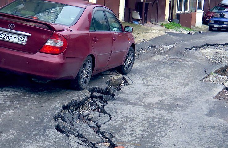 Оползень разрушил часть дороги и угрожает жилым домам в Сочи. «Факты»