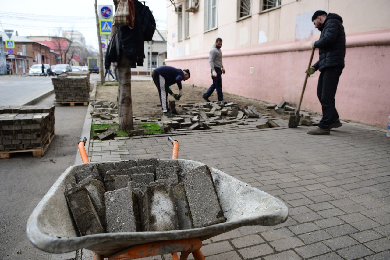 Будет креативная плитка: на улице Чапаева в Краснодаре опять ремонт,начали разбирать тротуар