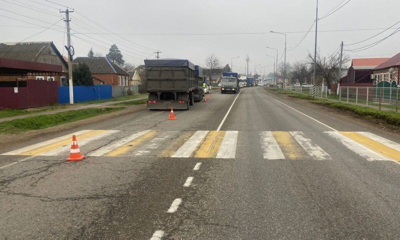 Шел по переходу: КамАЗ насмерть сбил пешехода на трассе в Абинском районе