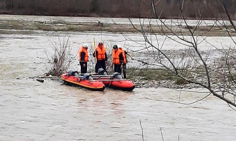 Неадекватный мужчина застрял на острове посреди бурлящей реки в Лабинске