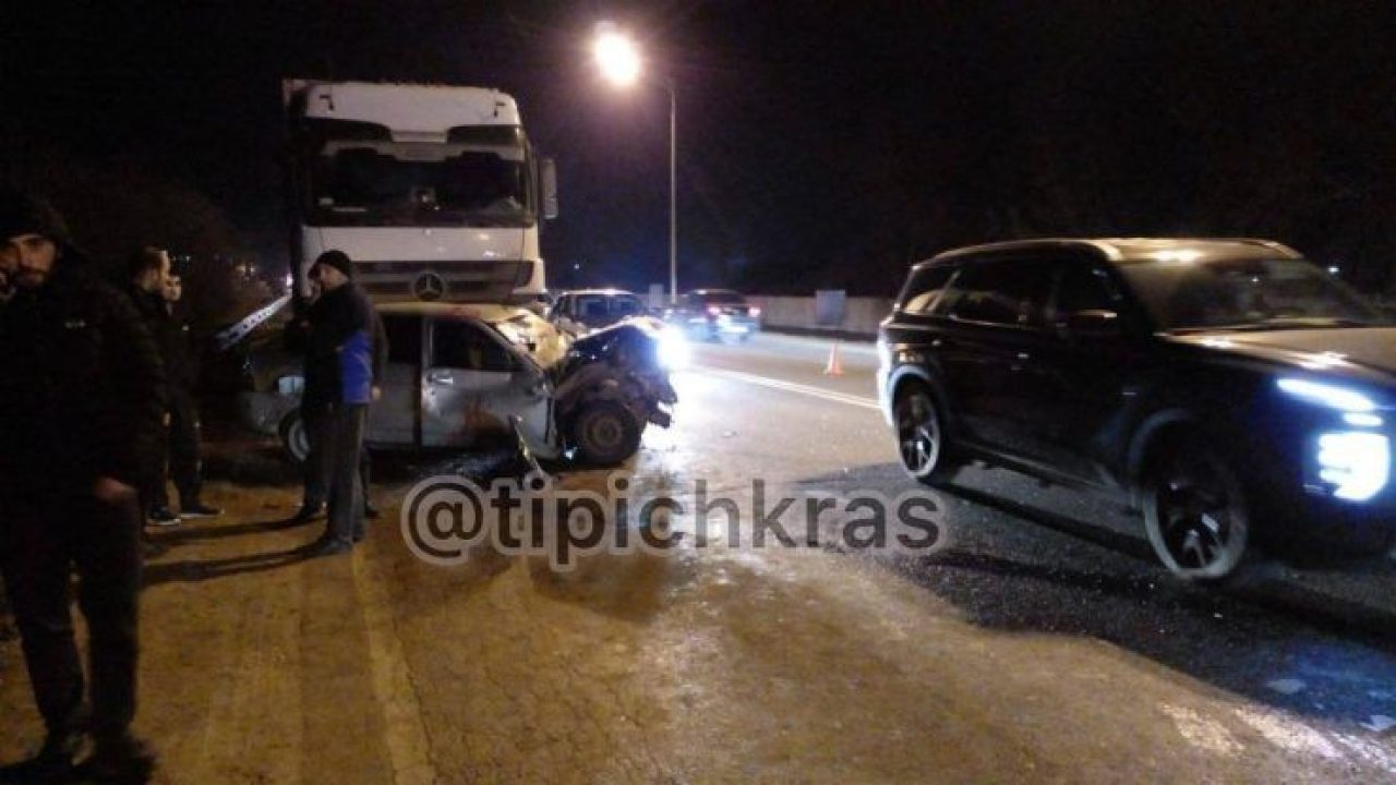 В Краснодаре «Приора» столкнулась с двумя большегрузами, есть пострадавшие  - 2 марта, 2023 Все новости, Происшествия «Кубань 24»