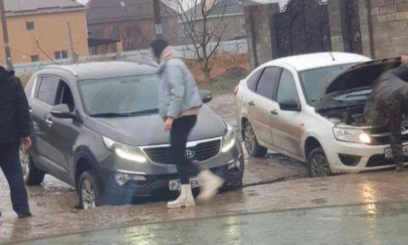 Две машины попали в провал, образовавшийся на дороге в Краснодаре