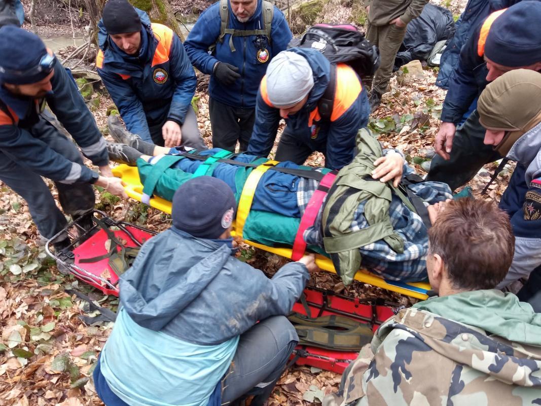 Спасатели почти сутки эвакуировали мужчину с травмами рук и ног от Наташкиных водопадов Северского района