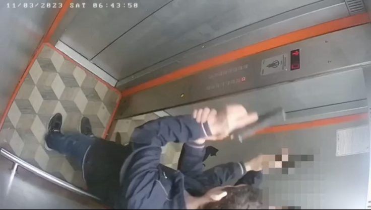 Полиция Новороссийска ищет мужчину, который позировал с пистолетом в лифте многоэтажки