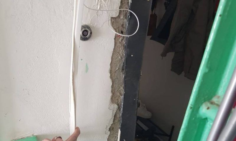 В Новороссийске девочка закрыла входную дверь на щеколду и осталась одна в квартире